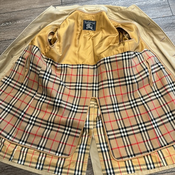 Authentic Burberry trench coat with removable inside liner - Picture 10 of 16